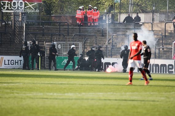 Festnahme eines Fans aus dem Gästeblock in Babelsberg. Bild: 03fotos.de