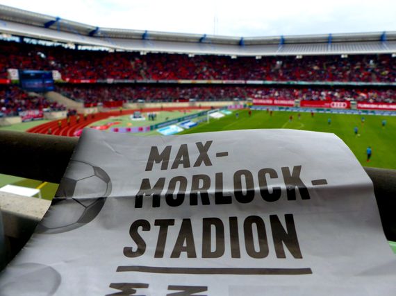 Der Verein hält sich bei der Bewerbung der Kampagne ebenso zurück, wie die Ultras.<br />Bild: stuttgartsupporter.de”><figcaption>Der Verein hält sich bei der Bewerbung der Kampagne ebenso zurück, wie die Ultras.<br />Bild: stuttgartsupporter.de</figcaption></figure>
                </div>
                
                <!-- YouTube (Meta-Feld) -->
                
            </div>
        </article>

                <script>
        (function() {
            var root = document.querySelector('.ff-single-news-gallery');
            if (!root) return;
            var slides = root.querySelectorAll('.ff-single-news-gallery-slide');
            var dots = root.querySelectorAll('.ff-single-news-gallery-dot');
            var prev = root.querySelector('.ff-single-news-gallery-prev');
            var next = root.querySelector('.ff-single-news-gallery-next');
            var n = slides.length;
            if (n < 2) return;
            var i = 0;
            function closeAllImgInfo() {
                root.querySelectorAll('.ff-fv-img-info-host.is-info-open').forEach(function(host) {
                    host.classList.remove('is-info-open');
                    var b = host.querySelector('.ff-fv-img-info-btn');
                    var p = host.querySelector('.ff-fv-img-info-panel');
                    if (b) b.setAttribute('aria-expanded', 'false');
                    if (p) p.setAttribute('aria-hidden', 'true');
                });
            }
            function show(idx) {
                closeAllImgInfo();
                i = ((idx % n) + n) % n;
                for (var s = 0; s < n; s++) {
                    if (s === i) slides[s].removeAttribute('hidden'); else slides[s].setAttribute('hidden', '');
                }
                for (var s = 0; s < dots.length; s++) {
                    dots[s].classList.toggle('is-active', s === i);
                    dots[s].setAttribute('aria-selected', s === i ? 'true' : 'false');
                }
            }
            if (prev) prev.addEventListener('click', function() { show(i - 1); });
            if (next) next.addEventListener('click', function() { show(i + 1); });
            for (var d = 0; d < dots.length; d++) {
                (function(di) { dots[di].addEventListener('click', function() { show(di); }); })(d);
            }
        })();
        </script>
        
        <!-- Kommentare -->
                <section class=