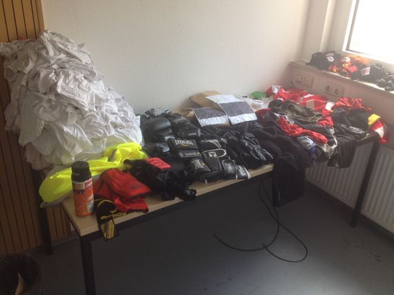 Diese Gegenstände stellte die Polizei bei Kontrollen sicher.<br />Bild: Polizei Köln”><figcaption>Diese Gegenstände stellte die Polizei bei Kontrollen sicher.<br />Bild: Polizei Köln</figcaption></figure>
<figure><img decoding=