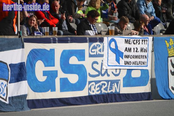 Mit dieser Fahne machte die Gruppa Süd auf ME/CFS aufmerksam.<br />Bild: hertha-inside.de”><figcaption>Mit dieser Fahne machte die Gruppa Süd auf ME/CFS aufmerksam.<br />Bild: hertha-inside.de</figcaption></figure>
                </div>
                
                <!-- YouTube (Meta-Feld) -->
                
            </div>
        </article>

                <script>
        (function() {
            var root = document.querySelector('.ff-single-news-gallery');
            if (!root) return;
            var slides = root.querySelectorAll('.ff-single-news-gallery-slide');
            var dots = root.querySelectorAll('.ff-single-news-gallery-dot');
            var prev = root.querySelector('.ff-single-news-gallery-prev');
            var next = root.querySelector('.ff-single-news-gallery-next');
            var n = slides.length;
            if (n < 2) return;
            var i = 0;
            function closeAllImgInfo() {
                root.querySelectorAll('.ff-fv-img-info-host.is-info-open').forEach(function(host) {
                    host.classList.remove('is-info-open');
                    var b = host.querySelector('.ff-fv-img-info-btn');
                    var p = host.querySelector('.ff-fv-img-info-panel');
                    if (b) b.setAttribute('aria-expanded', 'false');
                    if (p) p.setAttribute('aria-hidden', 'true');
                });
            }
            function show(idx) {
                closeAllImgInfo();
                i = ((idx % n) + n) % n;
                for (var s = 0; s < n; s++) {
                    if (s === i) slides[s].removeAttribute('hidden'); else slides[s].setAttribute('hidden', '');
                }
                for (var s = 0; s < dots.length; s++) {
                    dots[s].classList.toggle('is-active', s === i);
                    dots[s].setAttribute('aria-selected', s === i ? 'true' : 'false');
                }
            }
            if (prev) prev.addEventListener('click', function() { show(i - 1); });
            if (next) next.addEventListener('click', function() { show(i + 1); });
            for (var d = 0; d < dots.length; d++) {
                (function(di) { dots[di].addEventListener('click', function() { show(di); }); })(d);
            }
        })();
        </script>
        
        <!-- Kommentare -->
                <section class=