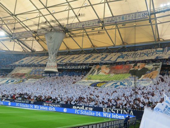 Der dreidimensionale UEFA-Pokal in der Nordkurve<br />Bild: Susanne Blondundblau”><figcaption>Der dreidimensionale UEFA-Pokal in der Nordkurve<br />Bild: Susanne Blondundblau</figcaption></figure>
<figure><img decoding=