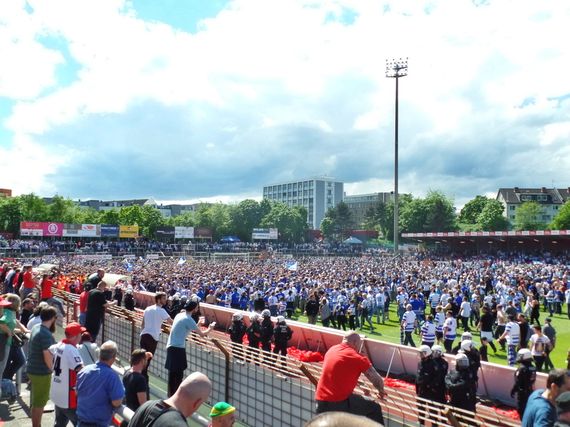 Der Platzsturm der MSV Duisburg Fans nach dem gesicherten Aufstieg.<br />Bild: knipser.koeln”><figcaption>Der Platzsturm der MSV Duisburg Fans nach dem gesicherten Aufstieg.<br />Bild: knipser.koeln</figcaption></figure>
<figure><img decoding=