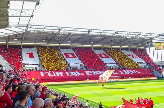 Die Choreografie der Mainz 05 Fans.<br />Bild: Eintracht-Online.net”><figcaption>Die Choreografie der Mainz 05 Fans.<br />Bild: Eintracht-Online.net</figcaption></figure>
                </div>
                
                <!-- YouTube (Meta-Feld) -->
                
            </div>
        </article>

                <script>
        (function() {
            var root = document.querySelector('.ff-single-news-gallery');
            if (!root) return;
            var slides = root.querySelectorAll('.ff-single-news-gallery-slide');
            var dots = root.querySelectorAll('.ff-single-news-gallery-dot');
            var prev = root.querySelector('.ff-single-news-gallery-prev');
            var next = root.querySelector('.ff-single-news-gallery-next');
            var n = slides.length;
            if (n < 2) return;
            var i = 0;
            function closeAllImgInfo() {
                root.querySelectorAll('.ff-fv-img-info-host.is-info-open').forEach(function(host) {
                    host.classList.remove('is-info-open');
                    var b = host.querySelector('.ff-fv-img-info-btn');
                    var p = host.querySelector('.ff-fv-img-info-panel');
                    if (b) b.setAttribute('aria-expanded', 'false');
                    if (p) p.setAttribute('aria-hidden', 'true');
                });
            }
            function show(idx) {
                closeAllImgInfo();
                i = ((idx % n) + n) % n;
                for (var s = 0; s < n; s++) {
                    if (s === i) slides[s].removeAttribute('hidden'); else slides[s].setAttribute('hidden', '');
                }
                for (var s = 0; s < dots.length; s++) {
                    dots[s].classList.toggle('is-active', s === i);
                    dots[s].setAttribute('aria-selected', s === i ? 'true' : 'false');
                }
            }
            if (prev) prev.addEventListener('click', function() { show(i - 1); });
            if (next) next.addEventListener('click', function() { show(i + 1); });
            for (var d = 0; d < dots.length; d++) {
                (function(di) { dots[di].addEventListener('click', function() { show(di); }); })(d);
            }
        })();
        </script>
        
        <!-- Kommentare -->
                <section class=