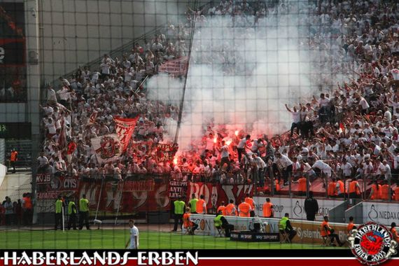 Bengalische Fackeln im Gästeblock nach dem 0:1 für den 1. FC Köln. Bild: Haberlands-Erben.de