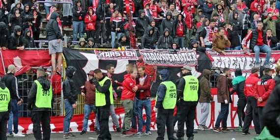 Emotionale Szenen nach Abpfiff am Gästeblock.<br />Bild: www.der-betze-brennt.de”><figcaption>Emotionale Szenen nach Abpfiff am Gästeblock.<br />Bild: www.der-betze-brennt.de</figcaption></figure>
<figure><img decoding=