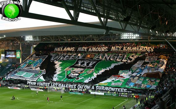 Die Hauptchoreografie zum 25. Geburtstag der Ultràgruppe.<br />Bild: furania-photos.fr“><figcaption>Die Hauptchoreografie zum 25. Geburtstag der Ultràgruppe.<br />Bild: furania-photos.fr</figcaption></figure>
<figure><img decoding=