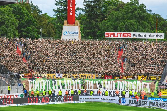1.500 der 2.000 Dynamo-Fans beteiligten sich in Karlsruhe am Fanmarsch.<br />Bild: Supporters-Karlsruhe.de”><figcaption>1.500 der 2.000 Dynamo-Fans beteiligten sich in Karlsruhe am Fanmarsch.<br />Bild: Supporters-Karlsruhe.de</figcaption></figure>
<figure><img decoding=