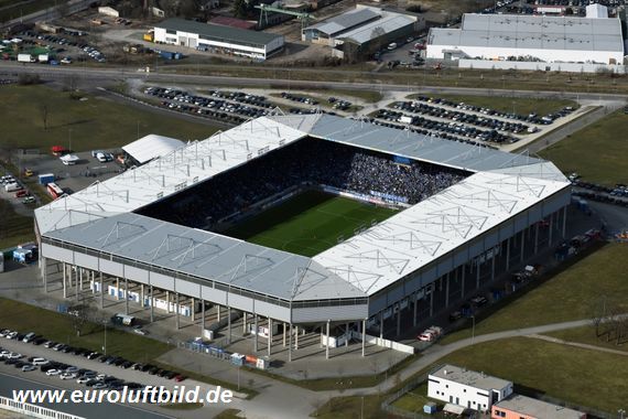 Die Landesregierungen mussten nun zu den Vorfällen vorm Heinz-Krügel-Stadion Stellung beziehen.<br />Bild: Euroluftbild.de”><figcaption>Die Landesregierungen mussten nun zu den Vorfällen vorm Heinz-Krügel-Stadion Stellung beziehen.<br />Bild: Euroluftbild.de</figcaption></figure>
                </div>
                
                <!-- YouTube (Meta-Feld) -->
                
            </div>
        </article>

                <script>
        (function() {
            var root = document.querySelector('.ff-single-news-gallery');
            if (!root) return;
            var slides = root.querySelectorAll('.ff-single-news-gallery-slide');
            var dots = root.querySelectorAll('.ff-single-news-gallery-dot');
            var prev = root.querySelector('.ff-single-news-gallery-prev');
            var next = root.querySelector('.ff-single-news-gallery-next');
            var n = slides.length;
            if (n < 2) return;
            var i = 0;
            function closeAllImgInfo() {
                root.querySelectorAll('.ff-fv-img-info-host.is-info-open').forEach(function(host) {
                    host.classList.remove('is-info-open');
                    var b = host.querySelector('.ff-fv-img-info-btn');
                    var p = host.querySelector('.ff-fv-img-info-panel');
                    if (b) b.setAttribute('aria-expanded', 'false');
                    if (p) p.setAttribute('aria-hidden', 'true');
                });
            }
            function show(idx) {
                closeAllImgInfo();
                i = ((idx % n) + n) % n;
                for (var s = 0; s < n; s++) {
                    if (s === i) slides[s].removeAttribute('hidden'); else slides[s].setAttribute('hidden', '');
                }
                for (var s = 0; s < dots.length; s++) {
                    dots[s].classList.toggle('is-active', s === i);
                    dots[s].setAttribute('aria-selected', s === i ? 'true' : 'false');
                }
            }
            if (prev) prev.addEventListener('click', function() { show(i - 1); });
            if (next) next.addEventListener('click', function() { show(i + 1); });
            for (var d = 0; d < dots.length; d++) {
                (function(di) { dots[di].addEventListener('click', function() { show(di); }); })(d);
            }
        })();
        </script>
        
        <!-- Kommentare -->
                <section class=