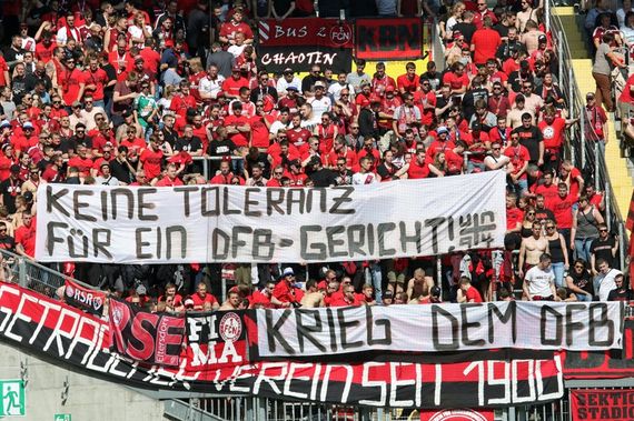 Spruchband im Gästeblock gegen den DFB. Bild: www.der-betze-brennt.de