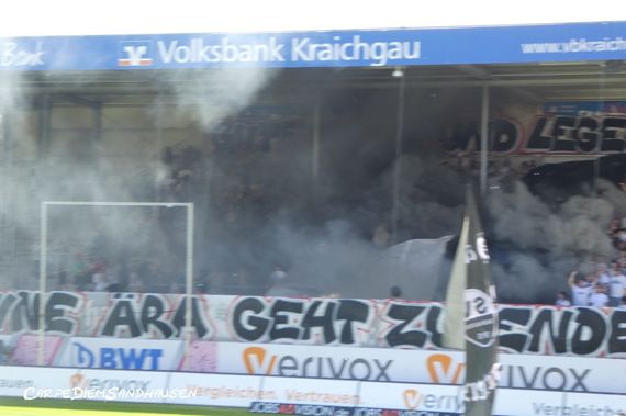 Pyroaktion der SV Sandhausen Fans.<br />Bild: Carpe Diem Sandhausen”><figcaption>Pyroaktion der SV Sandhausen Fans.<br />Bild: Carpe Diem Sandhausen</figcaption></figure>
<figure><img decoding=
