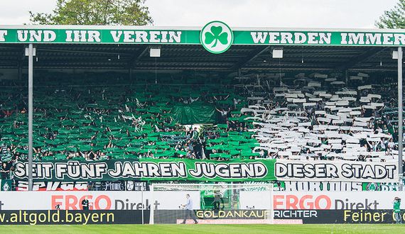 Der 1. Teil der Entourage-Choreografie.<br />Bild: spvgg-fuerth.com”><figcaption>Der 1. Teil der Entourage-Choreografie.<br />Bild: spvgg-fuerth.com</figcaption></figure>
<figure><img decoding=