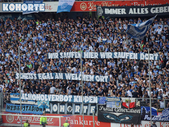 Das Spruchband der Kohorte Ultras gegen das neue Alkoholverbot.<br />Bild: stimmungsblock.blogspot.de”><figcaption>Das Spruchband der Kohorte Ultras gegen das neue Alkoholverbot.<br />Bild: stimmungsblock.blogspot.de</figcaption></figure>
                </div>
                
                <!-- YouTube (Meta-Feld) -->
                
            </div>
        </article>

                <script>
        (function() {
            var root = document.querySelector('.ff-single-news-gallery');
            if (!root) return;
            var slides = root.querySelectorAll('.ff-single-news-gallery-slide');
            var dots = root.querySelectorAll('.ff-single-news-gallery-dot');
            var prev = root.querySelector('.ff-single-news-gallery-prev');
            var next = root.querySelector('.ff-single-news-gallery-next');
            var n = slides.length;
            if (n < 2) return;
            var i = 0;
            function closeAllImgInfo() {
                root.querySelectorAll('.ff-fv-img-info-host.is-info-open').forEach(function(host) {
                    host.classList.remove('is-info-open');
                    var b = host.querySelector('.ff-fv-img-info-btn');
                    var p = host.querySelector('.ff-fv-img-info-panel');
                    if (b) b.setAttribute('aria-expanded', 'false');
                    if (p) p.setAttribute('aria-hidden', 'true');
                });
            }
            function show(idx) {
                closeAllImgInfo();
                i = ((idx % n) + n) % n;
                for (var s = 0; s < n; s++) {
                    if (s === i) slides[s].removeAttribute('hidden'); else slides[s].setAttribute('hidden', '');
                }
                for (var s = 0; s < dots.length; s++) {
                    dots[s].classList.toggle('is-active', s === i);
                    dots[s].setAttribute('aria-selected', s === i ? 'true' : 'false');
                }
            }
            if (prev) prev.addEventListener('click', function() { show(i - 1); });
            if (next) next.addEventListener('click', function() { show(i + 1); });
            for (var d = 0; d < dots.length; d++) {
                (function(di) { dots[di].addEventListener('click', function() { show(di); }); })(d);
            }
        })();
        </script>
        
        <!-- Kommentare -->
                <section class=