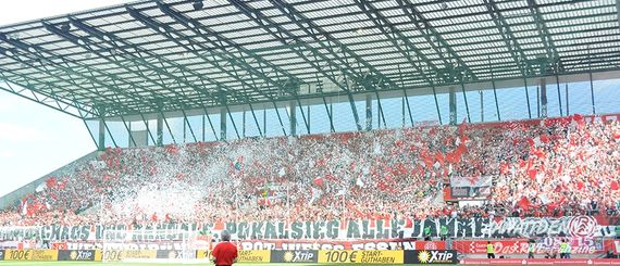 Chaos-Intro der RWE-Fans.<br />Bild: Jawattdenn.de”><figcaption>Chaos-Intro der RWE-Fans.<br />Bild: Jawattdenn.de</figcaption></figure>
<figure><img decoding=