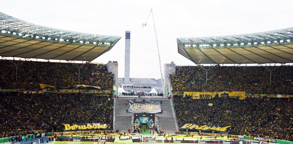 Borussia Dortmund Fans im DFB-Pokalfinale 2008.<br />Bild: Schwatzgelb.de”><figcaption>Borussia Dortmund Fans im DFB-Pokalfinale 2008.<br />Bild: Schwatzgelb.de</figcaption></figure>
<figure><img decoding=
