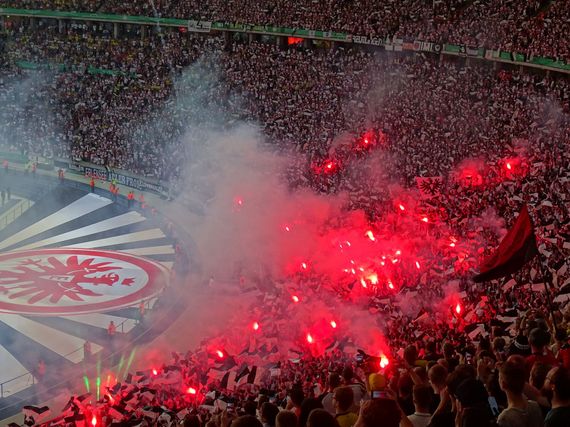 Pyroshow der Eintracht-Fans zu Beginn der 2. Halbzeit.<br />Bild: privat”><figcaption>Pyroshow der Eintracht-Fans zu Beginn der 2. Halbzeit.<br />Bild: privat</figcaption></figure>
<figure><img decoding=