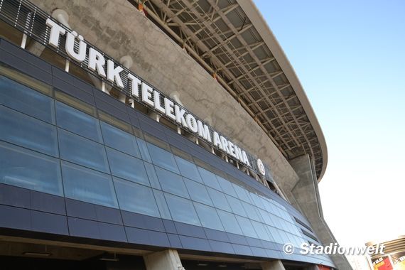 Bei Galatasaray verschwindet das Arena aus dem Stadionnamen und wird durch Stadiyumu ersetzt.<br />Bild: Stadionwelt“><figcaption>Bei Galatasaray verschwindet das Arena aus dem Stadionnamen und wird durch Stadiyumu ersetzt.<br />Bild: Stadionwelt</figcaption></figure>
            </div>

                    </article>

                <section class=