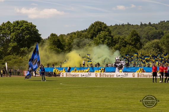 Choreo & Pyroshow der TuS-Fans.<br />Bild: www.sachseninformer.de”><figcaption>Choreo & Pyroshow der TuS-Fans.<br />Bild: www.sachseninformer.de</figcaption></figure>
<figure><img decoding=