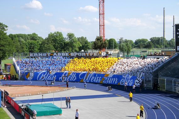 Die Choreo in der Südkurve.<br />Bild: Horda-Azzuro.de”><figcaption>Die Choreo in der Südkurve.<br />Bild: Horda-Azzuro.de</figcaption></figure>
<figure><img decoding=