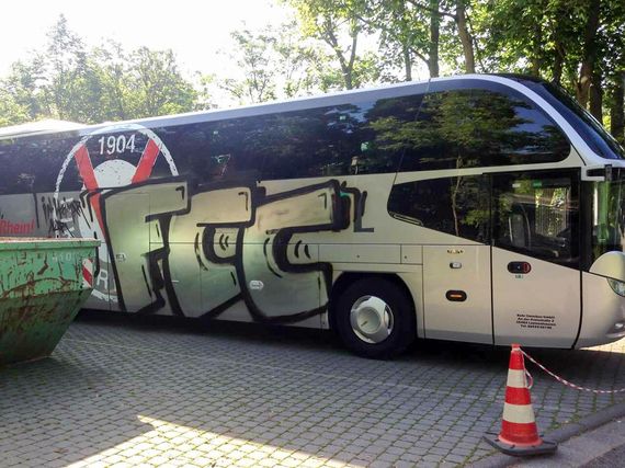 Die besprayte Viktoria-Bus. Bild: Horda-Azzuro.de