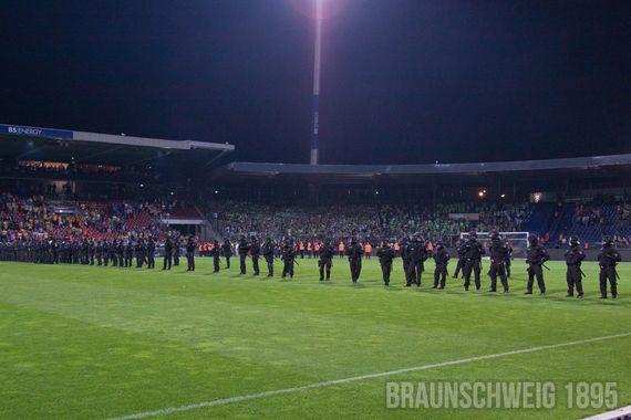 In Braunschweig stürmten Fans nach Abpfiff des Relegationsspiels auf den Rasen.<br />Bild: Braunschweig1895.de”><figcaption>In Braunschweig stürmten Fans nach Abpfiff des Relegationsspiels auf den Rasen.<br />Bild: Braunschweig1895.de</figcaption></figure>
<figure><img decoding=