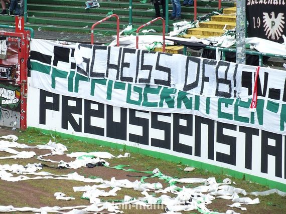 Dieses Plakat stufte das DFB-Sportgericht als Beleidigung ein.<br />Bild: www.klein-muffi.de”><figcaption>Dieses Plakat stufte das DFB-Sportgericht als Beleidigung ein.<br />Bild: www.klein-muffi.de</figcaption></figure>
<figure><img decoding=