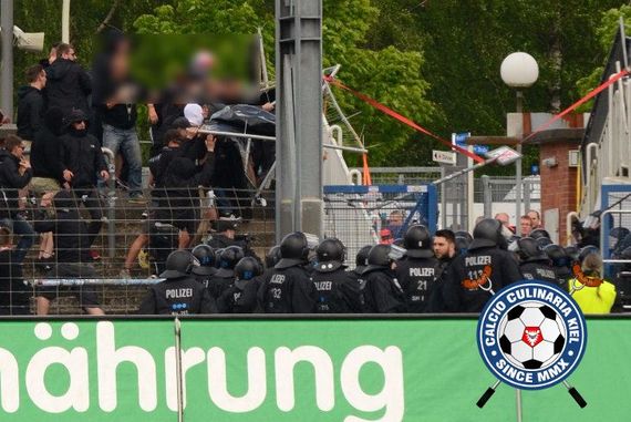Der HFC wurde wegen Pyro und Auseinandersetzungen mit der Polizei in Kiel zur Kasse gebeten.<br />Bild: Calcio-Culiaria.de”><figcaption>Der HFC wurde wegen Pyro und Auseinandersetzungen mit der Polizei in Kiel zur Kasse gebeten.<br />Bild: Calcio-Culiaria.de</figcaption></figure>
<figure><img decoding=