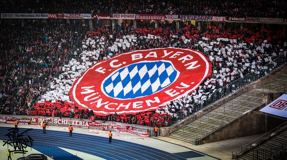 Der e.V. Zusatz verschwand schon 2002 aus dem FC Bayern Logo, wird von Fans aber weiterhin genutzt.<br />Bild: www.typxtatse.de”><figcaption>Der e.V. Zusatz verschwand schon 2002 aus dem FC Bayern Logo, wird von Fans aber weiterhin genutzt.<br />Bild: www.typxtatse.de</figcaption></figure>
                </div>
                
                <!-- YouTube (Meta-Feld) -->
                
            </div>
        </article>

                <script>
        (function() {
            var root = document.querySelector('.ff-single-news-gallery');
            if (!root) return;
            var slides = root.querySelectorAll('.ff-single-news-gallery-slide');
            var dots = root.querySelectorAll('.ff-single-news-gallery-dot');
            var prev = root.querySelector('.ff-single-news-gallery-prev');
            var next = root.querySelector('.ff-single-news-gallery-next');
            var n = slides.length;
            if (n < 2) return;
            var i = 0;
            function closeAllImgInfo() {
                root.querySelectorAll('.ff-fv-img-info-host.is-info-open').forEach(function(host) {
                    host.classList.remove('is-info-open');
                    var b = host.querySelector('.ff-fv-img-info-btn');
                    var p = host.querySelector('.ff-fv-img-info-panel');
                    if (b) b.setAttribute('aria-expanded', 'false');
                    if (p) p.setAttribute('aria-hidden', 'true');
                });
            }
            function show(idx) {
                closeAllImgInfo();
                i = ((idx % n) + n) % n;
                for (var s = 0; s < n; s++) {
                    if (s === i) slides[s].removeAttribute('hidden'); else slides[s].setAttribute('hidden', '');
                }
                for (var s = 0; s < dots.length; s++) {
                    dots[s].classList.toggle('is-active', s === i);
                    dots[s].setAttribute('aria-selected', s === i ? 'true' : 'false');
                }
            }
            if (prev) prev.addEventListener('click', function() { show(i - 1); });
            if (next) next.addEventListener('click', function() { show(i + 1); });
            for (var d = 0; d < dots.length; d++) {
                (function(di) { dots[di].addEventListener('click', function() { show(di); }); })(d);
            }
        })();
        </script>
        
        <!-- Kommentare -->
                <section class=