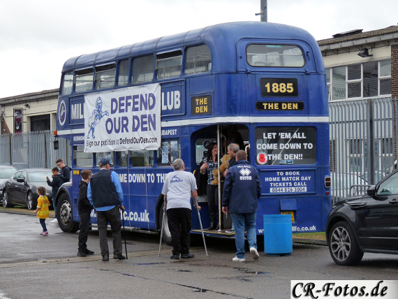 Millwall FC Fan Roy Larner nahm es unbewaffnet mit allen drei bewaffneten Terroristen auf und rettete so wohl Leben.<br />Symbolbild: Claude Rapp – CR-Fotos.de“><figcaption>Millwall FC Fan Roy Larner nahm es unbewaffnet mit allen drei bewaffneten Terroristen auf und rettete so wohl Leben.<br />Symbolbild: Claude Rapp – CR-Fotos.de</figcaption></figure>
            </div>

                    </article>

                <section class=