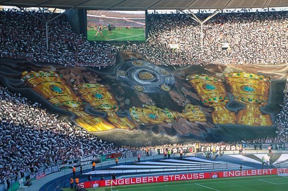 Platz 1: Choreografie der Ultras Frankfurt beim Pokalfinale.<br />Bild: Eintracht-Online.net”><figcaption>Platz 1: Choreografie der Ultras Frankfurt beim Pokalfinale.<br />Bild: Eintracht-Online.net</figcaption></figure>
<figure><img decoding=