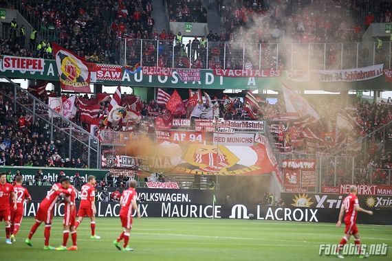 Ein wenig Rauch der FC Bayern Fans in Wolfsburg.<br />Bild: Fanfotos.net”><figcaption>Ein wenig Rauch der FC Bayern Fans in Wolfsburg.<br />Bild: Fanfotos.net</figcaption></figure>
<figure><img decoding=