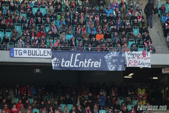 In Sachen Kreativität kommen die bisherigen RB Leipzig Gesänge nicht besonders talentiert daher.<br />Bild: fanfotos.net”><figcaption>In Sachen Kreativität kommen die bisherigen RB Leipzig Gesänge nicht besonders talentiert daher.<br />Bild: fanfotos.net</figcaption></figure>
                </div>
                
                <!-- YouTube (Meta-Feld) -->
                
            </div>
        </article>

                <script>
        (function() {
            var root = document.querySelector('.ff-single-news-gallery');
            if (!root) return;
            var slides = root.querySelectorAll('.ff-single-news-gallery-slide');
            var dots = root.querySelectorAll('.ff-single-news-gallery-dot');
            var prev = root.querySelector('.ff-single-news-gallery-prev');
            var next = root.querySelector('.ff-single-news-gallery-next');
            var n = slides.length;
            if (n < 2) return;
            var i = 0;
            function closeAllImgInfo() {
                root.querySelectorAll('.ff-fv-img-info-host.is-info-open').forEach(function(host) {
                    host.classList.remove('is-info-open');
                    var b = host.querySelector('.ff-fv-img-info-btn');
                    var p = host.querySelector('.ff-fv-img-info-panel');
                    if (b) b.setAttribute('aria-expanded', 'false');
                    if (p) p.setAttribute('aria-hidden', 'true');
                });
            }
            function show(idx) {
                closeAllImgInfo();
                i = ((idx % n) + n) % n;
                for (var s = 0; s < n; s++) {
                    if (s === i) slides[s].removeAttribute('hidden'); else slides[s].setAttribute('hidden', '');
                }
                for (var s = 0; s < dots.length; s++) {
                    dots[s].classList.toggle('is-active', s === i);
                    dots[s].setAttribute('aria-selected', s === i ? 'true' : 'false');
                }
            }
            if (prev) prev.addEventListener('click', function() { show(i - 1); });
            if (next) next.addEventListener('click', function() { show(i + 1); });
            for (var d = 0; d < dots.length; d++) {
                (function(di) { dots[di].addEventListener('click', function() { show(di); }); })(d);
            }
        })();
        </script>
        
        <!-- Kommentare -->
                <section class=