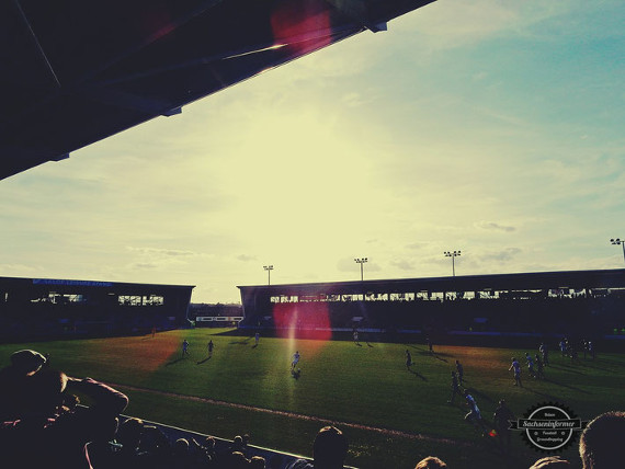 Das New Meadow Stadion soll 500 Stehplätze bekommen.<br />Bild: www.sachseninformer.de“><figcaption>Das New Meadow Stadion soll 500 Stehplätze bekommen.<br />Bild: www.sachseninformer.de</figcaption></figure>
            </div>

                    </article>

                <section class=