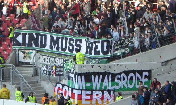 Aus der aktiven Fanszene kommt seit Jahren Kritik an Martin Kind.<br />Bild: Soke2.de”><figcaption>Aus der aktiven Fanszene kommt seit Jahren Kritik an Martin Kind.<br />Bild: Soke2.de</figcaption></figure>
                </div>
                
                <!-- YouTube (Meta-Feld) -->
                
            </div>
        </article>

                <script>
        (function() {
            var root = document.querySelector('.ff-single-news-gallery');
            if (!root) return;
            var slides = root.querySelectorAll('.ff-single-news-gallery-slide');
            var dots = root.querySelectorAll('.ff-single-news-gallery-dot');
            var prev = root.querySelector('.ff-single-news-gallery-prev');
            var next = root.querySelector('.ff-single-news-gallery-next');
            var n = slides.length;
            if (n < 2) return;
            var i = 0;
            function closeAllImgInfo() {
                root.querySelectorAll('.ff-fv-img-info-host.is-info-open').forEach(function(host) {
                    host.classList.remove('is-info-open');
                    var b = host.querySelector('.ff-fv-img-info-btn');
                    var p = host.querySelector('.ff-fv-img-info-panel');
                    if (b) b.setAttribute('aria-expanded', 'false');
                    if (p) p.setAttribute('aria-hidden', 'true');
                });
            }
            function show(idx) {
                closeAllImgInfo();
                i = ((idx % n) + n) % n;
                for (var s = 0; s < n; s++) {
                    if (s === i) slides[s].removeAttribute('hidden'); else slides[s].setAttribute('hidden', '');
                }
                for (var s = 0; s < dots.length; s++) {
                    dots[s].classList.toggle('is-active', s === i);
                    dots[s].setAttribute('aria-selected', s === i ? 'true' : 'false');
                }
            }
            if (prev) prev.addEventListener('click', function() { show(i - 1); });
            if (next) next.addEventListener('click', function() { show(i + 1); });
            for (var d = 0; d < dots.length; d++) {
                (function(di) { dots[di].addEventListener('click', function() { show(di); }); })(d);
            }
        })();
        </script>
        
        <!-- Kommentare -->
                <section class=