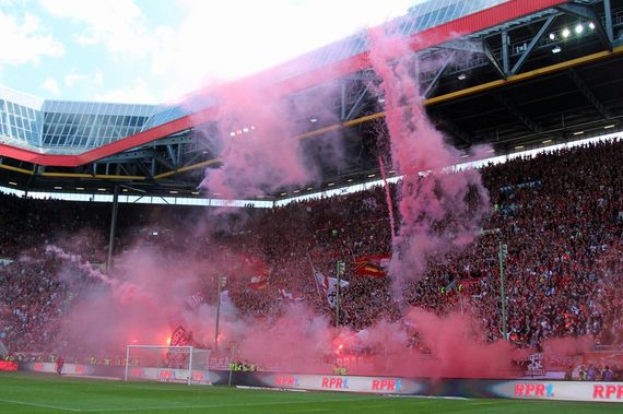 Pyroshow in der Westkurve nach dem letzten Heimspiel.<br />Bild: www.der-betze-brennt.de”><figcaption>Pyroshow in der Westkurve nach dem letzten Heimspiel.<br />Bild: www.der-betze-brennt.de</figcaption></figure>
<figure><img decoding=
