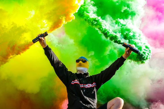 Pyro der FCC-Fans beim Heimspiel gegen Viktoria Köln.<br />Bild: Horda-Azzuro.de”><figcaption>Pyro der FCC-Fans beim Heimspiel gegen Viktoria Köln.<br />Bild: Horda-Azzuro.de</figcaption></figure>
<figure><img decoding=