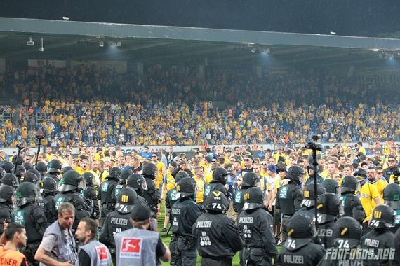 Eintracht Braunschweig wurde auch für den Blocksturm in der Relegation bestraft.<br />Bild: Fanfotos.net”><figcaption>Eintracht Braunschweig wurde auch für den Blocksturm in der Relegation bestraft.<br />Bild: Fanfotos.net</figcaption></figure>
<figure><img decoding=