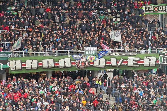 Laut Pro Verein 1896 sind wesentlich mehr Hannover 96 Fans von abgelehnten Mitgliedsanträgen betroffen, als die bisher angenommenen 119 Fans.<br />Bild: Veilchenpower.de”><figcaption>Laut Pro Verein 1896 sind wesentlich mehr Hannover 96 Fans von abgelehnten Mitgliedsanträgen betroffen, als die bisher angenommenen 119 Fans.<br />Bild: Veilchenpower.de</figcaption></figure>
                </div>
                
                <!-- YouTube (Meta-Feld) -->
                
            </div>
        </article>

                <script>
        (function() {
            var root = document.querySelector('.ff-single-news-gallery');
            if (!root) return;
            var slides = root.querySelectorAll('.ff-single-news-gallery-slide');
            var dots = root.querySelectorAll('.ff-single-news-gallery-dot');
            var prev = root.querySelector('.ff-single-news-gallery-prev');
            var next = root.querySelector('.ff-single-news-gallery-next');
            var n = slides.length;
            if (n < 2) return;
            var i = 0;
            function closeAllImgInfo() {
                root.querySelectorAll('.ff-fv-img-info-host.is-info-open').forEach(function(host) {
                    host.classList.remove('is-info-open');
                    var b = host.querySelector('.ff-fv-img-info-btn');
                    var p = host.querySelector('.ff-fv-img-info-panel');
                    if (b) b.setAttribute('aria-expanded', 'false');
                    if (p) p.setAttribute('aria-hidden', 'true');
                });
            }
            function show(idx) {
                closeAllImgInfo();
                i = ((idx % n) + n) % n;
                for (var s = 0; s < n; s++) {
                    if (s === i) slides[s].removeAttribute('hidden'); else slides[s].setAttribute('hidden', '');
                }
                for (var s = 0; s < dots.length; s++) {
                    dots[s].classList.toggle('is-active', s === i);
                    dots[s].setAttribute('aria-selected', s === i ? 'true' : 'false');
                }
            }
            if (prev) prev.addEventListener('click', function() { show(i - 1); });
            if (next) next.addEventListener('click', function() { show(i + 1); });
            for (var d = 0; d < dots.length; d++) {
                (function(di) { dots[di].addEventListener('click', function() { show(di); }); })(d);
            }
        })();
        </script>
        
        <!-- Kommentare -->
                <section class=