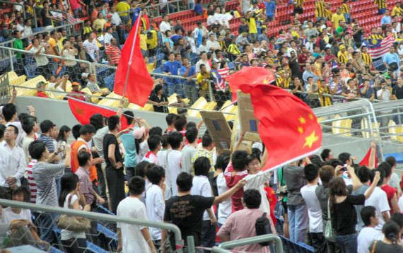 Nur drei Vereine wollen gegen die chinesische Auswahl nicht antreten.<br />Bild: Groundhopping.de”><figcaption>Nur drei Vereine wollen gegen die chinesische Auswahl nicht antreten.<br />Bild: Groundhopping.de</figcaption></figure>
                </div>
                
                <!-- YouTube (Meta-Feld) -->
                
            </div>
        </article>

                <script>
        (function() {
            var root = document.querySelector('.ff-single-news-gallery');
            if (!root) return;
            var slides = root.querySelectorAll('.ff-single-news-gallery-slide');
            var dots = root.querySelectorAll('.ff-single-news-gallery-dot');
            var prev = root.querySelector('.ff-single-news-gallery-prev');
            var next = root.querySelector('.ff-single-news-gallery-next');
            var n = slides.length;
            if (n < 2) return;
            var i = 0;
            function closeAllImgInfo() {
                root.querySelectorAll('.ff-fv-img-info-host.is-info-open').forEach(function(host) {
                    host.classList.remove('is-info-open');
                    var b = host.querySelector('.ff-fv-img-info-btn');
                    var p = host.querySelector('.ff-fv-img-info-panel');
                    if (b) b.setAttribute('aria-expanded', 'false');
                    if (p) p.setAttribute('aria-hidden', 'true');
                });
            }
            function show(idx) {
                closeAllImgInfo();
                i = ((idx % n) + n) % n;
                for (var s = 0; s < n; s++) {
                    if (s === i) slides[s].removeAttribute('hidden'); else slides[s].setAttribute('hidden', '');
                }
                for (var s = 0; s < dots.length; s++) {
                    dots[s].classList.toggle('is-active', s === i);
                    dots[s].setAttribute('aria-selected', s === i ? 'true' : 'false');
                }
            }
            if (prev) prev.addEventListener('click', function() { show(i - 1); });
            if (next) next.addEventListener('click', function() { show(i + 1); });
            for (var d = 0; d < dots.length; d++) {
                (function(di) { dots[di].addEventListener('click', function() { show(di); }); })(d);
            }
        })();
        </script>
        
        <!-- Kommentare -->
                <section class=