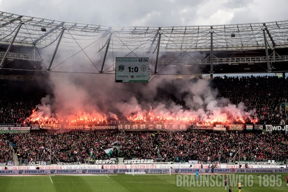 Pyroaktion im Oberrang der Nordkurve von Hannover 96 beim Derby gegen Braunschweig.<br />Bild: Braunschweig1895.de”><figcaption>Pyroaktion im Oberrang der Nordkurve von Hannover 96 beim Derby gegen Braunschweig.<br />Bild: Braunschweig1895.de</figcaption></figure>
<figure><img decoding=