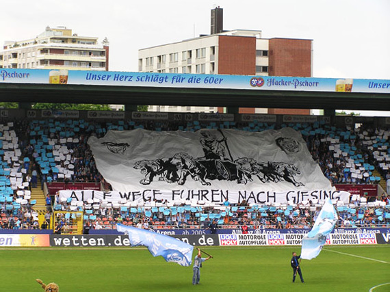 Die Rückkehr von 1860 München ins Grünwalder Stadion steht jetzt fest.<br />Bild: Claude Rapp / CR-Fotos.de”><figcaption>Die Rückkehr von 1860 München ins Grünwalder Stadion steht jetzt fest.<br />Bild: Claude Rapp / CR-Fotos.de</figcaption></figure>
                </div>
                
                <!-- YouTube (Meta-Feld) -->
                
            </div>
        </article>

                <script>
        (function() {
            var root = document.querySelector('.ff-single-news-gallery');
            if (!root) return;
            var slides = root.querySelectorAll('.ff-single-news-gallery-slide');
            var dots = root.querySelectorAll('.ff-single-news-gallery-dot');
            var prev = root.querySelector('.ff-single-news-gallery-prev');
            var next = root.querySelector('.ff-single-news-gallery-next');
            var n = slides.length;
            if (n < 2) return;
            var i = 0;
            function closeAllImgInfo() {
                root.querySelectorAll('.ff-fv-img-info-host.is-info-open').forEach(function(host) {
                    host.classList.remove('is-info-open');
                    var b = host.querySelector('.ff-fv-img-info-btn');
                    var p = host.querySelector('.ff-fv-img-info-panel');
                    if (b) b.setAttribute('aria-expanded', 'false');
                    if (p) p.setAttribute('aria-hidden', 'true');
                });
            }
            function show(idx) {
                closeAllImgInfo();
                i = ((idx % n) + n) % n;
                for (var s = 0; s < n; s++) {
                    if (s === i) slides[s].removeAttribute('hidden'); else slides[s].setAttribute('hidden', '');
                }
                for (var s = 0; s < dots.length; s++) {
                    dots[s].classList.toggle('is-active', s === i);
                    dots[s].setAttribute('aria-selected', s === i ? 'true' : 'false');
                }
            }
            if (prev) prev.addEventListener('click', function() { show(i - 1); });
            if (next) next.addEventListener('click', function() { show(i + 1); });
            for (var d = 0; d < dots.length; d++) {
                (function(di) { dots[di].addEventListener('click', function() { show(di); }); })(d);
            }
        })();
        </script>
        
        <!-- Kommentare -->
                <section class=