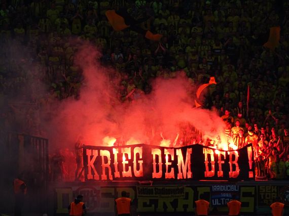 Trotz großem Aufwand konnte auch der DFB die Pyroshows im Pokalfinale nicht verhindern.<br />Bild: privat”><figcaption>Trotz großem Aufwand konnte auch der DFB die Pyroshows im Pokalfinale nicht verhindern.<br />Bild: privat</figcaption></figure>
<figure><img decoding=