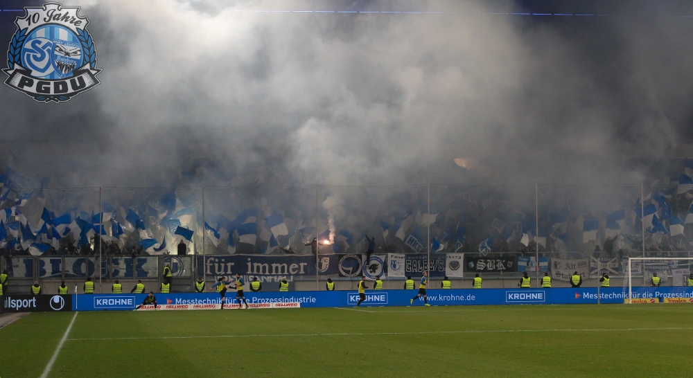 Pyroaktion der FCM-Fans in Duisburg.<br />Bild: PGDU.de”><figcaption>Pyroaktion der FCM-Fans in Duisburg.<br />Bild: PGDU.de</figcaption></figure>
                </div>
                
                <!-- YouTube (Meta-Feld) -->
                
            </div>
        </article>

                <script>
        (function() {
            var root = document.querySelector('.ff-single-news-gallery');
            if (!root) return;
            var slides = root.querySelectorAll('.ff-single-news-gallery-slide');
            var dots = root.querySelectorAll('.ff-single-news-gallery-dot');
            var prev = root.querySelector('.ff-single-news-gallery-prev');
            var next = root.querySelector('.ff-single-news-gallery-next');
            var n = slides.length;
            if (n < 2) return;
            var i = 0;
            function closeAllImgInfo() {
                root.querySelectorAll('.ff-fv-img-info-host.is-info-open').forEach(function(host) {
                    host.classList.remove('is-info-open');
                    var b = host.querySelector('.ff-fv-img-info-btn');
                    var p = host.querySelector('.ff-fv-img-info-panel');
                    if (b) b.setAttribute('aria-expanded', 'false');
                    if (p) p.setAttribute('aria-hidden', 'true');
                });
            }
            function show(idx) {
                closeAllImgInfo();
                i = ((idx % n) + n) % n;
                for (var s = 0; s < n; s++) {
                    if (s === i) slides[s].removeAttribute('hidden'); else slides[s].setAttribute('hidden', '');
                }
                for (var s = 0; s < dots.length; s++) {
                    dots[s].classList.toggle('is-active', s === i);
                    dots[s].setAttribute('aria-selected', s === i ? 'true' : 'false');
                }
            }
            if (prev) prev.addEventListener('click', function() { show(i - 1); });
            if (next) next.addEventListener('click', function() { show(i + 1); });
            for (var d = 0; d < dots.length; d++) {
                (function(di) { dots[di].addEventListener('click', function() { show(di); }); })(d);
            }
        })();
        </script>
        
        <!-- Kommentare -->
                <section class=