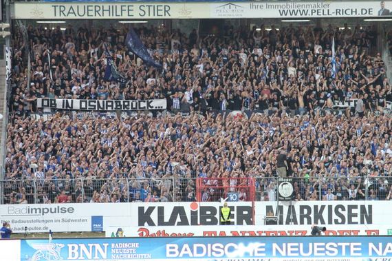 Spruchband-Aktion der KSC- und Osnabrück-Fans.<br />Bild: Supporters-Karlsruhe.de”><figcaption>Spruchband-Aktion der KSC- und Osnabrück-Fans.<br />Bild: Supporters-Karlsruhe.de</figcaption></figure>
<figure><img decoding=