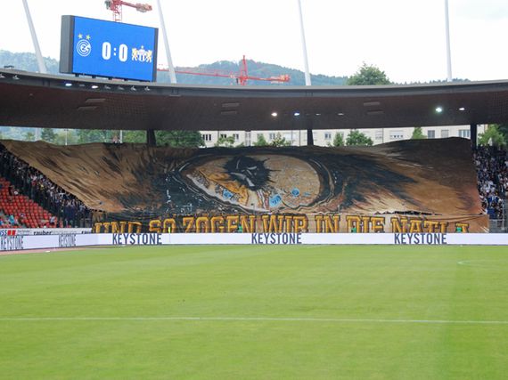 Blockfahne der FCZ-Fans.<br />Bild: gc-zone.ch“><figcaption>Blockfahne der FCZ-Fans.<br />Bild: gc-zone.ch</figcaption></figure>
<figure><img decoding=