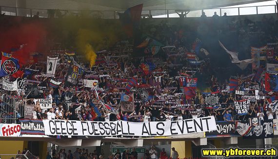 Spruchband im Gästeblock gegen Fußball als Event.<br />Bild: ybforever.ch“><figcaption>Spruchband im Gästeblock gegen Fußball als Event.<br />Bild: ybforever.ch</figcaption></figure>
<figure><img decoding=