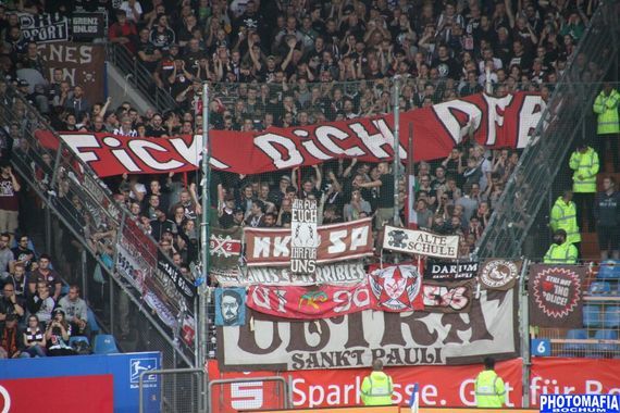 Spruchband der FC St. Pauli Fans.<br />Bild: Photomafia-Bochum.de”><figcaption>Spruchband der FC St. Pauli Fans.<br />Bild: Photomafia-Bochum.de</figcaption></figure>
<figure><img decoding=