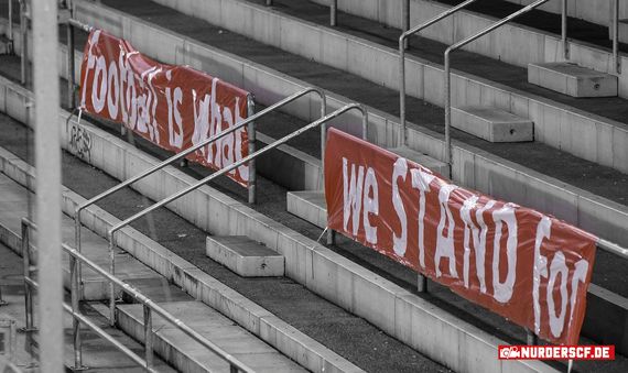 Plakat der Corrillo Ultras am Donnerstag gegen NK Domzale im Süden des Dreisamstadions<br />Bild: nur-der-scf.de”><figcaption>Plakat der Corrillo Ultras am Donnerstag gegen NK Domzale im Süden des Dreisamstadions<br />Bild: nur-der-scf.de</figcaption></figure>
                </div>
                
                <!-- YouTube (Meta-Feld) -->
                
            </div>
        </article>

                <script>
        (function() {
            var root = document.querySelector('.ff-single-news-gallery');
            if (!root) return;
            var slides = root.querySelectorAll('.ff-single-news-gallery-slide');
            var dots = root.querySelectorAll('.ff-single-news-gallery-dot');
            var prev = root.querySelector('.ff-single-news-gallery-prev');
            var next = root.querySelector('.ff-single-news-gallery-next');
            var n = slides.length;
            if (n < 2) return;
            var i = 0;
            function closeAllImgInfo() {
                root.querySelectorAll('.ff-fv-img-info-host.is-info-open').forEach(function(host) {
                    host.classList.remove('is-info-open');
                    var b = host.querySelector('.ff-fv-img-info-btn');
                    var p = host.querySelector('.ff-fv-img-info-panel');
                    if (b) b.setAttribute('aria-expanded', 'false');
                    if (p) p.setAttribute('aria-hidden', 'true');
                });
            }
            function show(idx) {
                closeAllImgInfo();
                i = ((idx % n) + n) % n;
                for (var s = 0; s < n; s++) {
                    if (s === i) slides[s].removeAttribute('hidden'); else slides[s].setAttribute('hidden', '');
                }
                for (var s = 0; s < dots.length; s++) {
                    dots[s].classList.toggle('is-active', s === i);
                    dots[s].setAttribute('aria-selected', s === i ? 'true' : 'false');
                }
            }
            if (prev) prev.addEventListener('click', function() { show(i - 1); });
            if (next) next.addEventListener('click', function() { show(i + 1); });
            for (var d = 0; d < dots.length; d++) {
                (function(di) { dots[di].addEventListener('click', function() { show(di); }); })(d);
            }
        })();
        </script>
        
        <!-- Kommentare -->
                <section class=