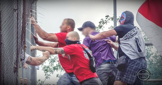Heimfans beim Angriff auf den Gästeblock.<br />Bild: Sachseninformer.de“><figcaption>Heimfans beim Angriff auf den Gästeblock.<br />Bild: Sachseninformer.de</figcaption></figure>
<figure><img decoding=