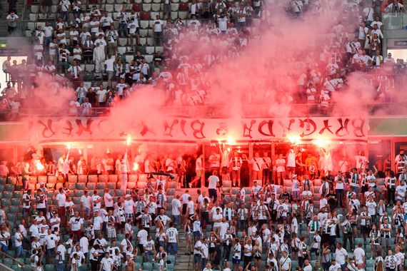 Geklaute Sandecja Nowy Sącz Zaunfahne in Händen von Legia-Fans.<br />Bild: legionisci.com“><figcaption>Geklaute Sandecja Nowy Sącz Zaunfahne in Händen von Legia-Fans.<br />Bild: legionisci.com</figcaption></figure>
<figure><img decoding=