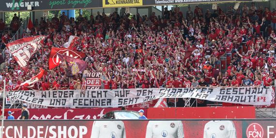 Spruchband des Pfalz Inferno.<br />Bild: www.der-betze-brennt.de”><figcaption>Spruchband des Pfalz Inferno.<br />Bild: www.der-betze-brennt.de</figcaption></figure>
<figure><img decoding=